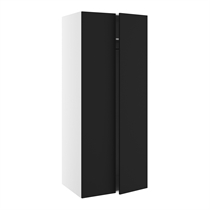 Bredt garderobeskab med hylde og bøjlestang